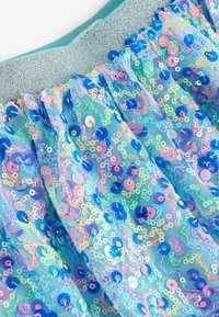 Tissu à sequins multicolores avec une texture légère et translucide bleu clair et une taille argentée scintillante, présentant des motifs tourbillonnants complexes.