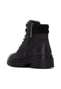 Botas de cuero negras hasta el tobillo con suela gruesa, que cuentan con un cierre lateral, cordones en la parte delantera y detalles de ante alrededor del cuello.