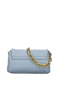 Lichtblauwe leren handtas met een gouden kettinghengsel, rechthoekige vorm en een klepsluiting. Bevat gestikte details en een achterzak.