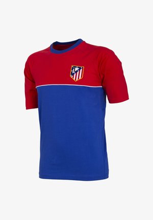 Sportshirt met korte mouwen in rood en blauw met het Atlético Madrid-logo op de linkerborst en een witte horizontale streep over de borst.