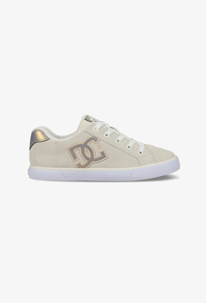 Beige semsket sneaker med metallisk aksent på hælen, hvite snørebånd og logo på siden. Strukturert gummisåle.