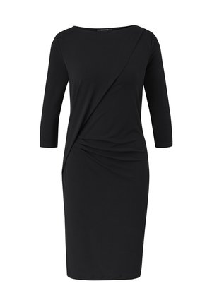 Schwarzes Kleid mit Dreiviertelärmeln, das eine drapierte Vorderseite und geraffte Details an der Seite aufweist, gefertigt aus einem glatten, dehnbaren Stoff.