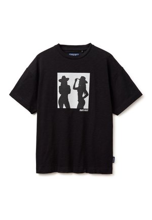 T-shirt nera con una grafica quadrata di due donne con cappelli in posa in silhouette, con l'etichetta "JEANS WEST" nell'angolo in basso a destra.