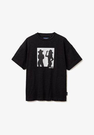 Zwart T-shirt met een vierkante afbeelding van twee vrouwen in hoeden die in silhouet poseren, onderaan rechts gelabeld met "JEANS WEST".