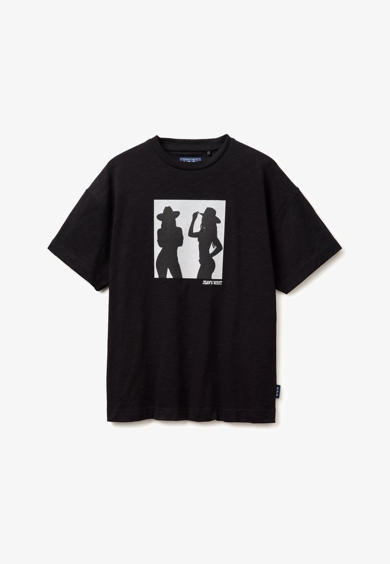 T-shirt nera con una grafica quadrata di due donne con cappelli in posa in silhouette, con l'etichetta "JEANS WEST" nell'angolo in basso a destra.