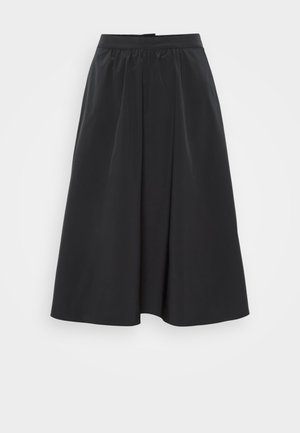 Falda midi negra hecha de una tela suave, con una cintura fruncida y pliegues sutiles, creando una silueta fluida.