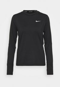 Czarna, długorękawowa koszulka sportowa z okrągłym dekoltem i białym logo Nike na lewej piersi oraz napisem "Nike Running" wewnątrz kołnierza.