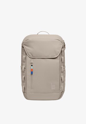 Beige rygsæk med en struktureret form, glat tekstur, frontlomme med lynlås der har en lille flerfarvet detalje, og med et mærke-logo nederst.