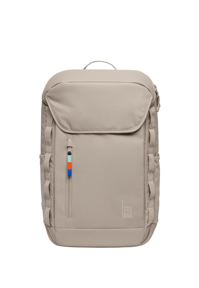 Beige rugzak met een gestructureerde vorm, gladde textuur, voorvak met rits met een kleine meerkleurige accent en logo onderaan.