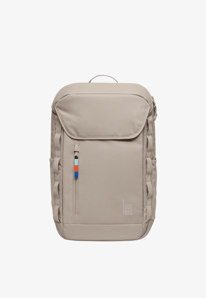 Beige rugzak met een gestructureerde vorm, gladde textuur, voorvak met rits met een kleine meerkleurige accent en logo onderaan.