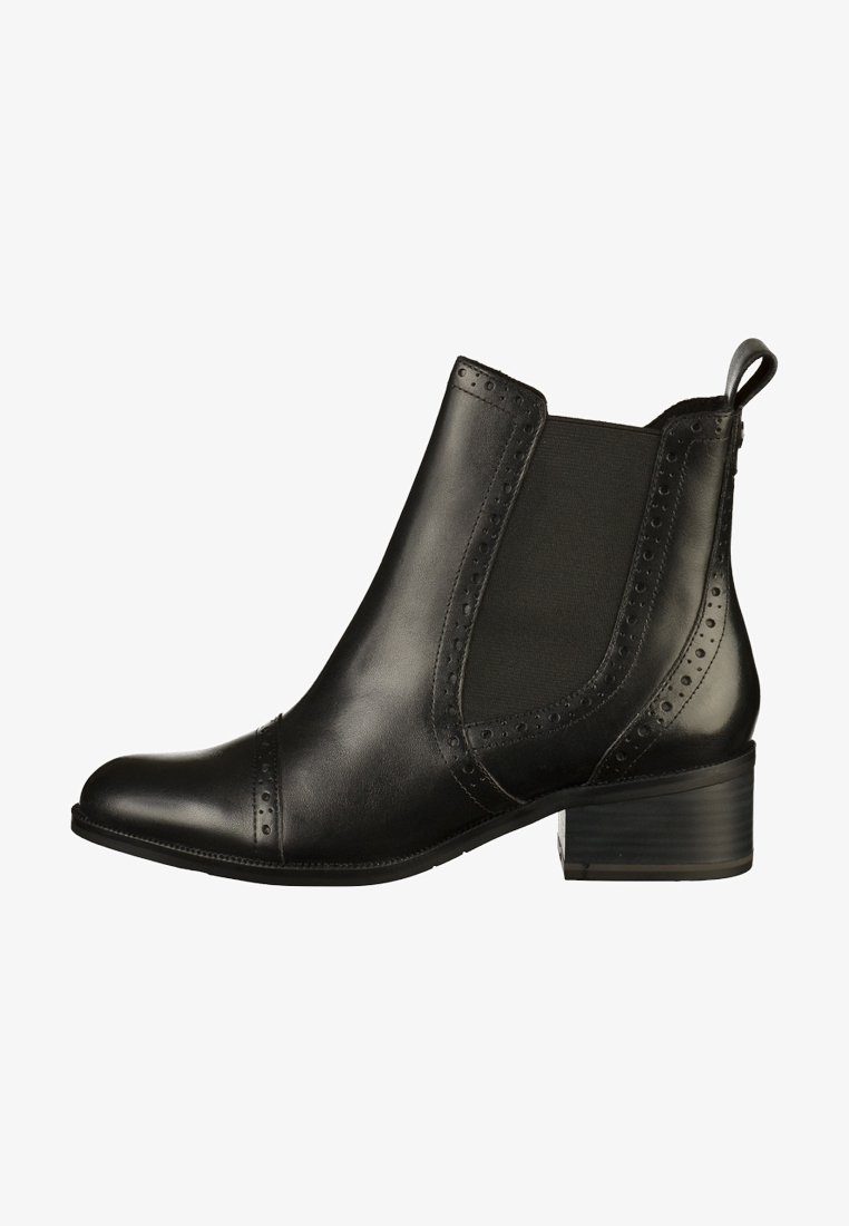 Bottine en cuir noir avec des détails de brogue, des panneaux élastiques sur les côtés, une languette au talon et un petit talon empilé.