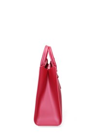 Sac à main structuré rouge en cuir lisse avec deux poignées supérieures et un fond plat. Présente une ouverture sur le dessus et un design simple et angulaire.