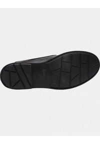 Semelle de chaussure en caoutchouc noir avec un motif de bande de roulement pour une meilleure adhérence, affichant une marque en relief et un bord lisse et incurvé pour un design élégant.