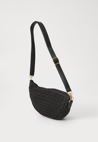 Borsa a spalla intrecciata nera con forma semicircolare, caratterizzata da una superficie testurizzata e una tracolla in pelle rimovibile con finiture in oro.