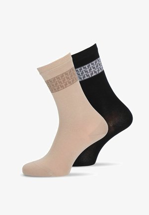 Beige en zwarte enkelsokken met patronenbanden bovenaan, met een herhaald geometrisch ontwerp, één achter de ander weergegeven.