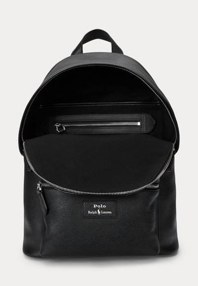 Zaino Polo Ralph Lauren in pelle nera con scomparto principale aperto, tasca frontale con zip e manico superiore su sfondo semplice.
