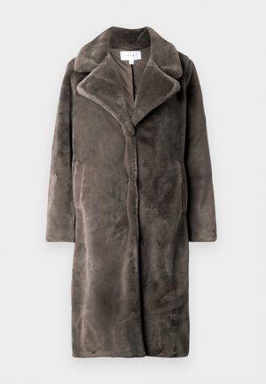 Szary płaszcz z sztucznego futra z kołnierzem szalowym, długimi rękawami i otwartym przodem. Cechuje się miękką, puszystą teksturą oraz dwiema bocznymi kieszeniami.