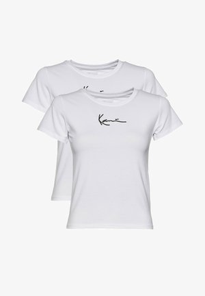 Biele bavlnené tričká s okrúhlym výstrihom a krátkymi rukávmi, s čiernym podpisovým logom potlačeným na prednej strane. Zobrazené sú dve tričká.