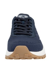 Baskets de sport bleu marine avec un dessus en tissu texturé, des lacets proéminents, une semelle intermédiaire blanche rembourrée et une semelle extérieure en caoutchouc marron clair.