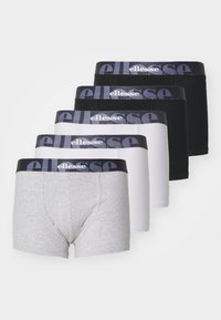 Fem par med boksershorts i grå, hvit og svart, med en elastisk midjebånd med «ellesse» trykt på.