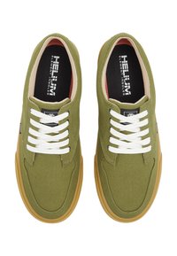 Sneaker in tela verde con lacci bianchi, suole in gomma color tabacco, collare imbottito e soletta nera con il marchio "HELIIUM".