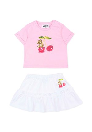 Maglietta rosa da neonato con stampa di orsetto sulle ciliegie e gonna bianca con design coordinato di orsetto più piccolo e ciliegie.