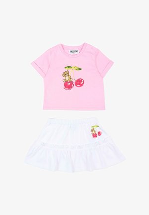 Maglietta rosa da neonato con stampa di orsetto sulle ciliegie e gonna bianca con design coordinato di orsetto più piccolo e ciliegie.