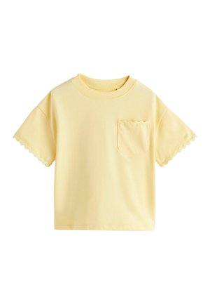 Kurzes gelbes T-Shirt mit welligem Abschluss an Ärmeln und Tasche, Rundhalsausschnitt, schlichtes Design.