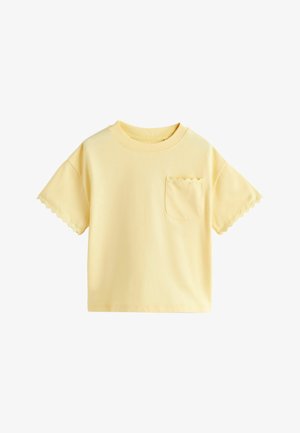 Kort gul T-shirt med bølgekant på ærmer og lomme, rund hals, ensfarvet design.