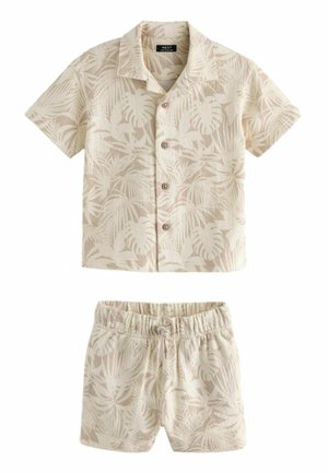 Beige kortærmet skjorte med knapper og matchende shorts med elastisk talje og let palmebladmønster til børn.