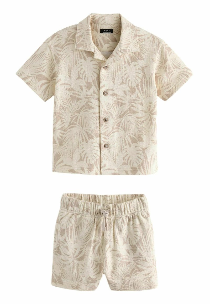 Chemise beige à manches courtes avec boutons et short assorti à taille élastique avec motif léger de feuilles de palmier pour enfants.