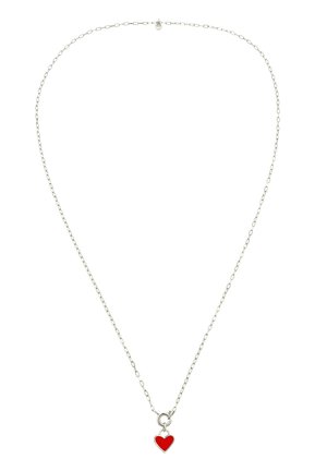 Sølvkæde med lille rødt hjertevedhæng centreret på en hvid baggrund.