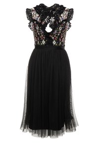 Robe noire avec broderies florales, détails en dentelle sur le corsage, taille cintrée et jupe en tulle fluide. Dos nu.