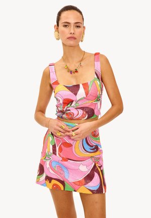 Robe colorée avec un design ajusté et un décolleté carré, fabriquée en tissu à motifs aux teintes rose, verte et orange.