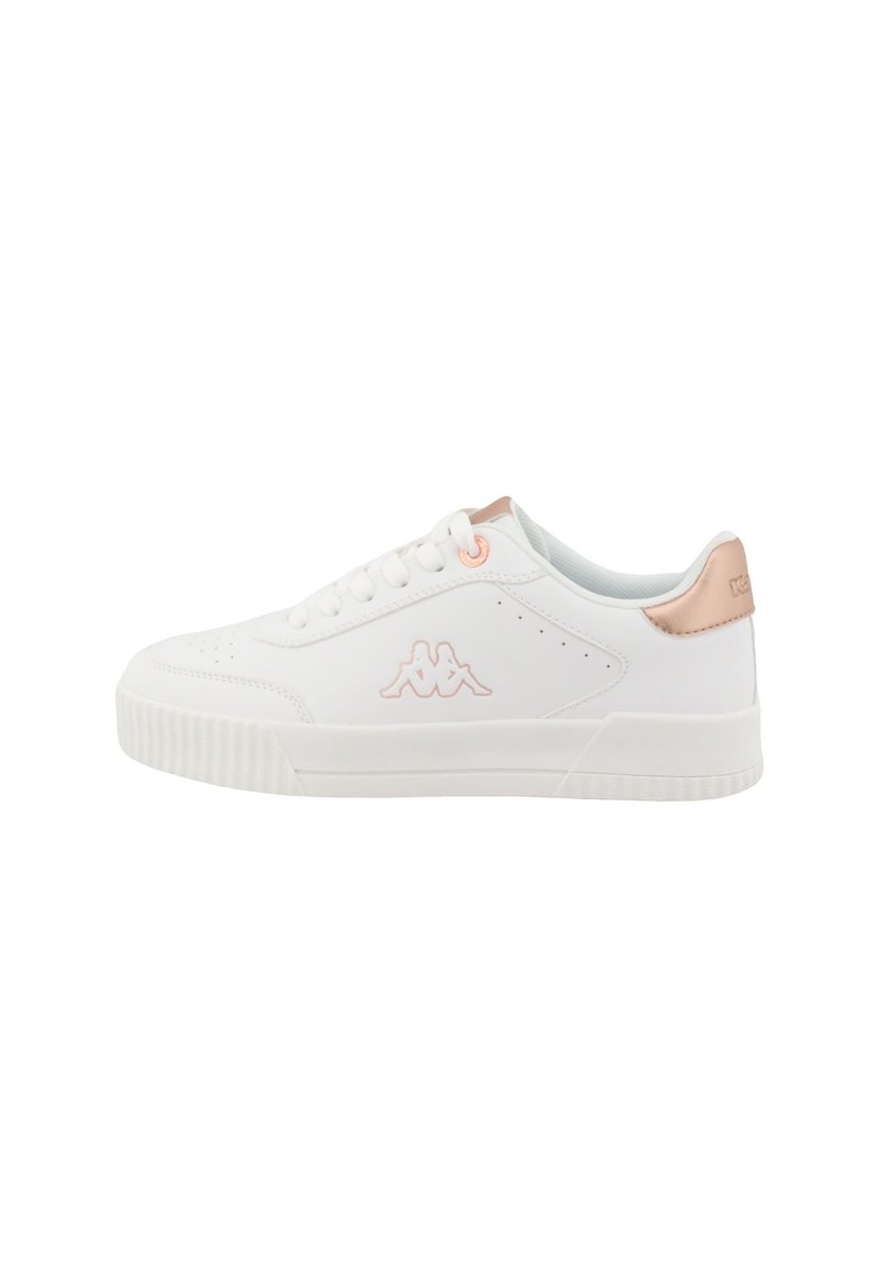 Weiße Low-Top-Sneaker mit rose-goldenem Fersenanhänger, Ösen und Logodetail, ausgestattet mit Schnürverschluss und einer strukturierten Sohle.