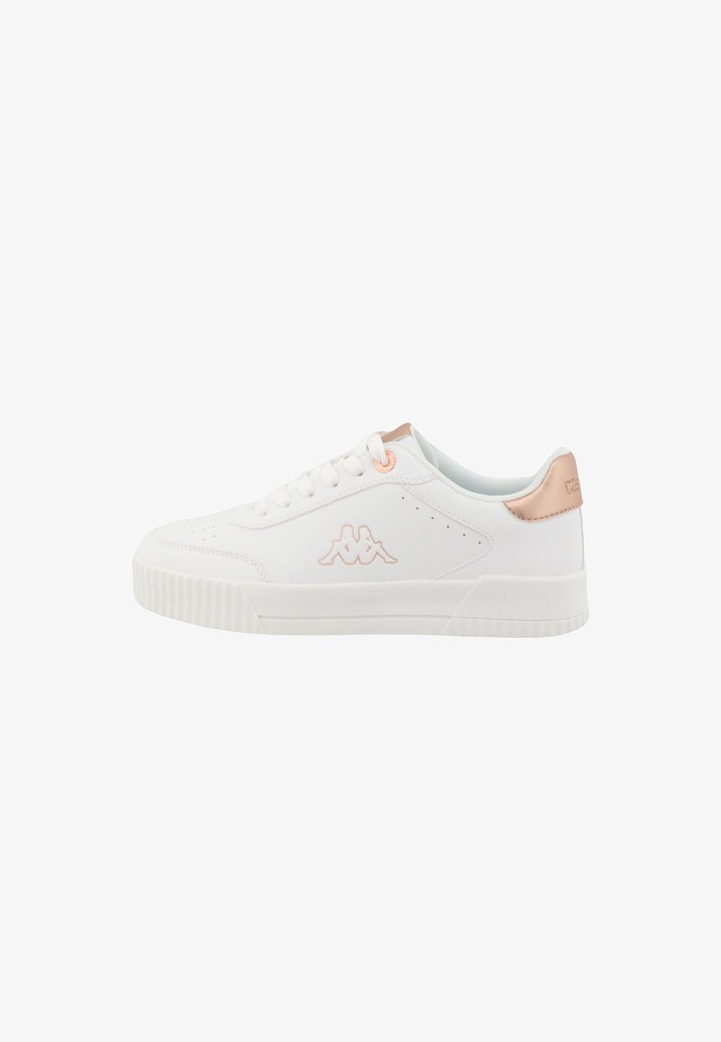 Baskets basses blanches avec un onglet au talon en rose gold, des œillets et un détail de logo, dotées d'un système de laçage et d'une semelle texturée.