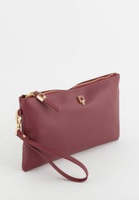 Bourgognefarvet syntetisk clutch med tekstureret finish, dobbelte lynlåse, guldfarvede beslag og aftagelig håndledsrem til bæring.