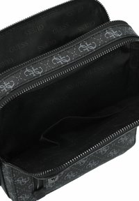 Borsa in tessuto nero con accessori in argento, dotata di una fodera a fantasia e due scomparti. Chiusura con zip e finitura texturizzata.