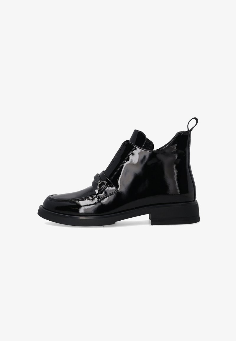 Černé lakované kotníkové boty s elegantním designem, plochou podrážkou, elastickými bočními panely a dekorativní kovovou sponou na přední straně.