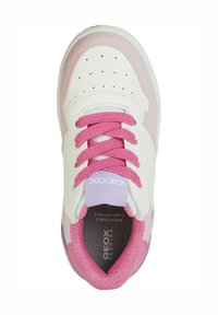Zapatilla blanca y rosa con una parte superior de cuero suave, cordones texturizados, puntera perforada y un interior gris, que presenta el logo "GEOX" en la lengüeta.