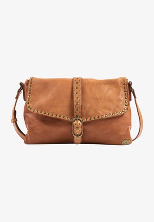 Tanfarvet læder crossbody-taske med nitedetaljer langs flappens kanter og rem, sikret med en central spænde.