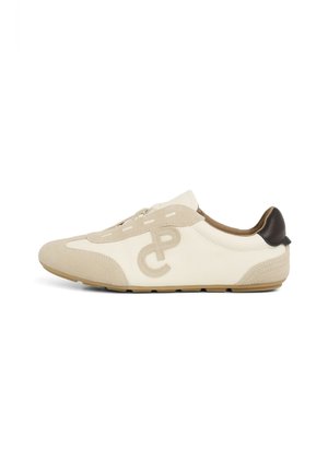 Low-profile beige en witte sneaker met suède accenten, een gestileerd logo aan de zijkant en een donkerbruine hiel tab.
