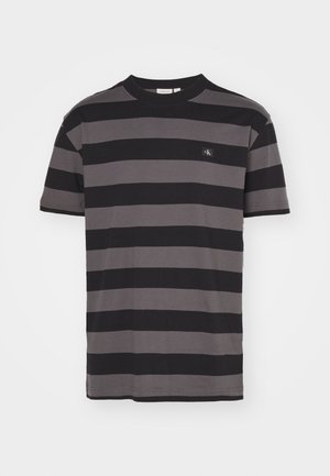 Kurzärmliges T-Shirt mit breiten horizontalen schwarzen und grauen Streifen und einem kleinen CK-Logo auf der linken Brust.