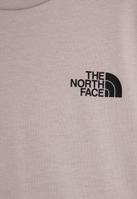 Svijetlosivi pamučni majica s kratkim rukavima s crnim ispisanim logotipom "THE NORTH FACE" s zakrivljenim dizajnom. Okrugli izrez, kratki rukavi.