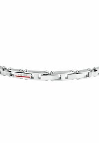 Bracciale in argento con un design liscio e collegato. Presenta un accento con logo rosso e bianco e perline sferiche distribuite tra le sezioni piatte.