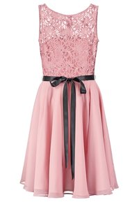 Robe rose avec un corsage en dentelle, sans manches, et une jupe en chiffon évasée. Présente une ceinture en satin noir nouée à la taille.