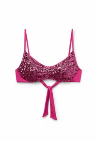 Fuchsia bikinitopp med en paljettbeströdd framsida, slät baksida, justerbara band och en knutdetalj i mitten av ryggen.
