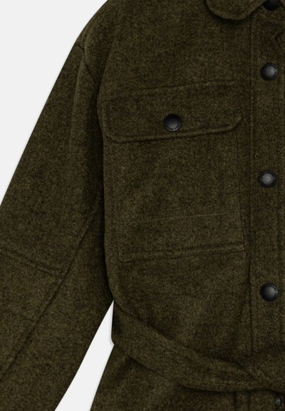 Olijfgroene wollen overhemdjack met een gestructureerde afwerking, twee voorzakken, een knoopsluiting en een stoffen riem in de taille.
