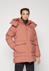 Pružná bunda v prachovo ružovej farbe, so zipsom, nadmernou kapucňou, dvoma prednými vreckami a elastickými manžetami s prešívanou textúrou.