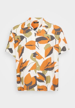 Camisa de manga corta hecha de tejido ligero que presenta un fondo blanco con grandes patrones de hojas naranjas, verdes y grises. Con botones en la parte delantera.